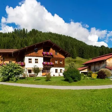 Lenzerhof Farm stay *